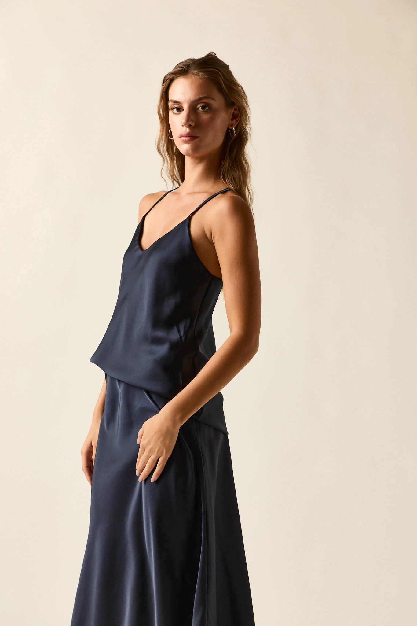 Top satinado azul marino - Imagen 4