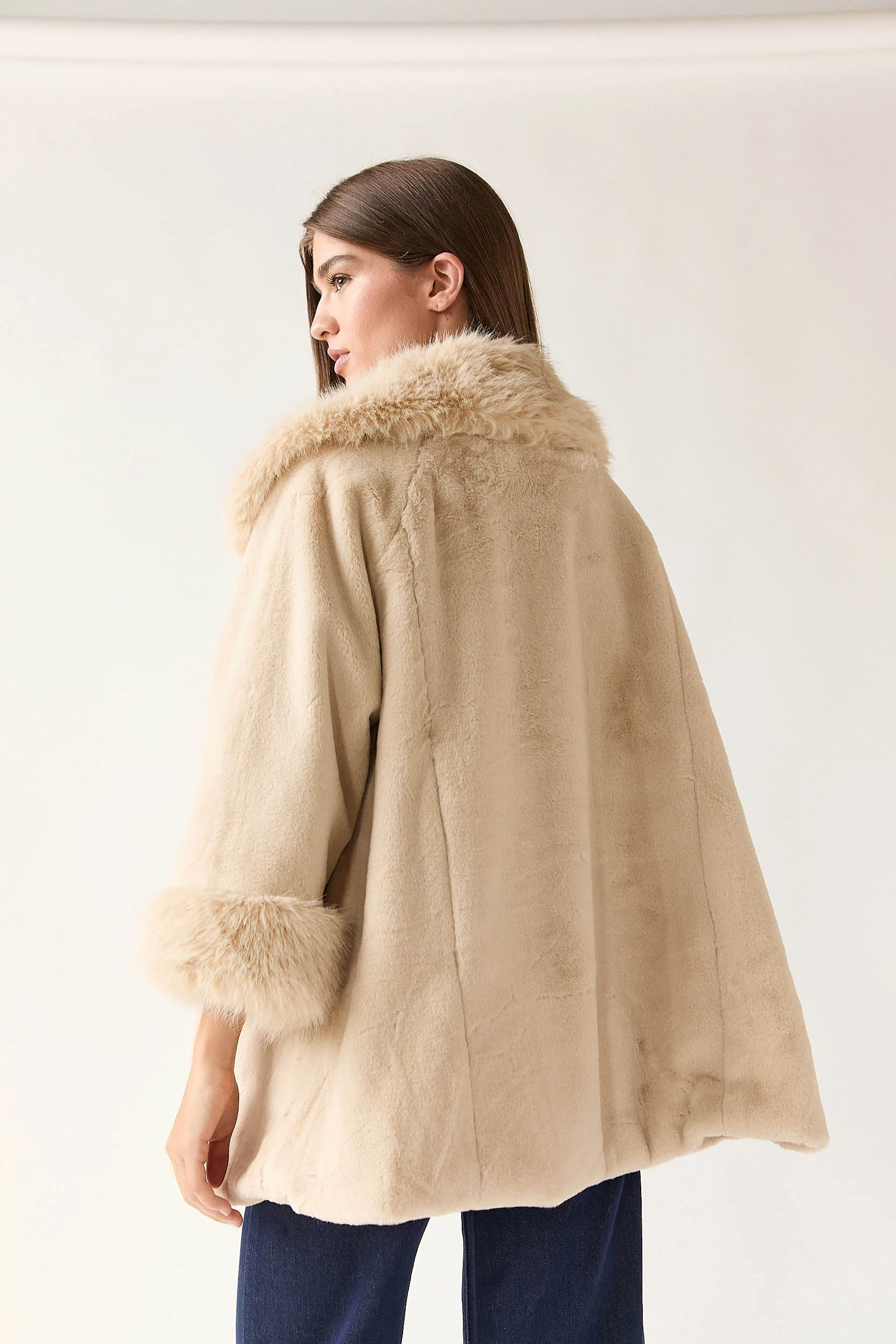 Abrigo capa pelo beige - Imagen 7