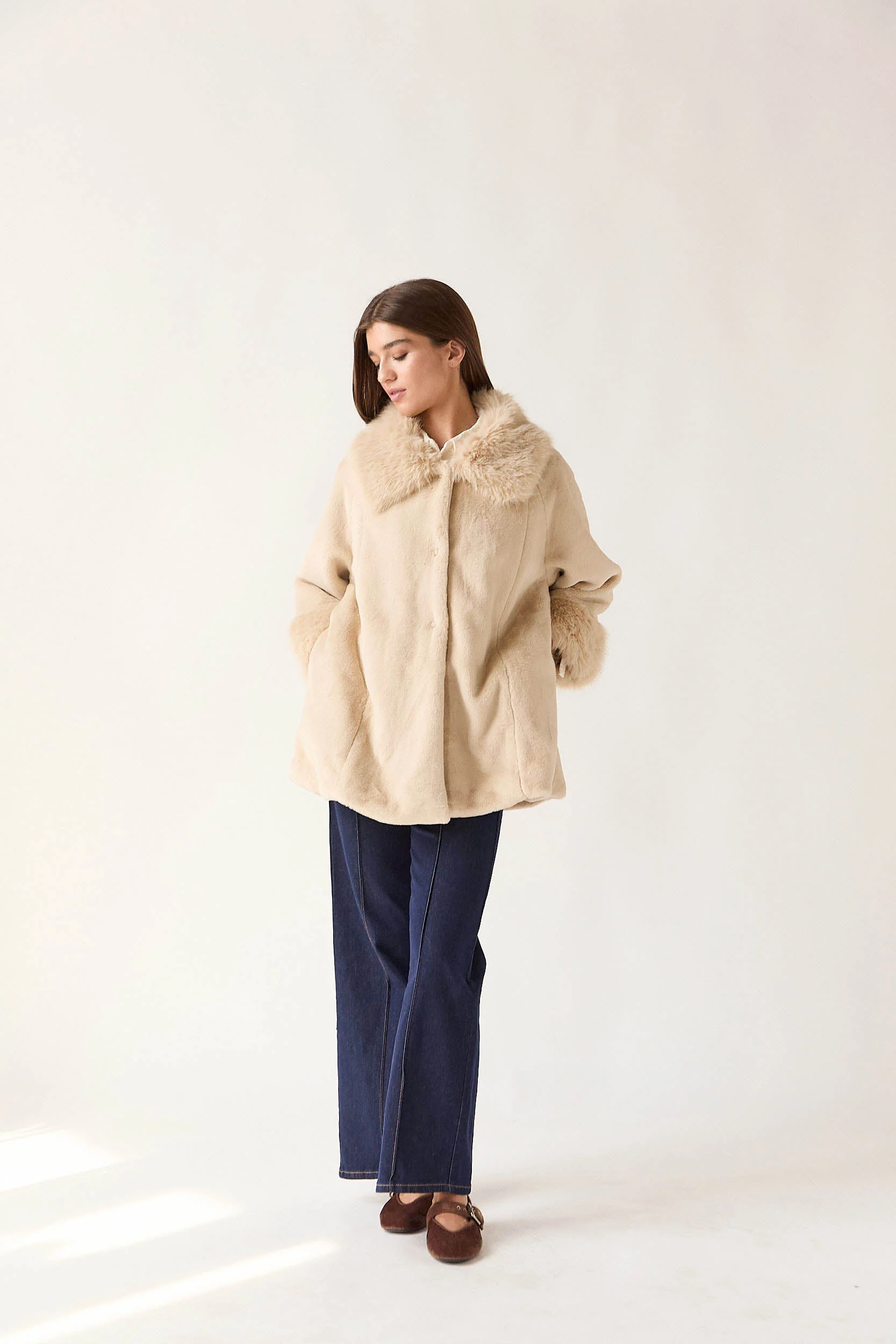 Abrigo capa pelo beige - Imagen 4