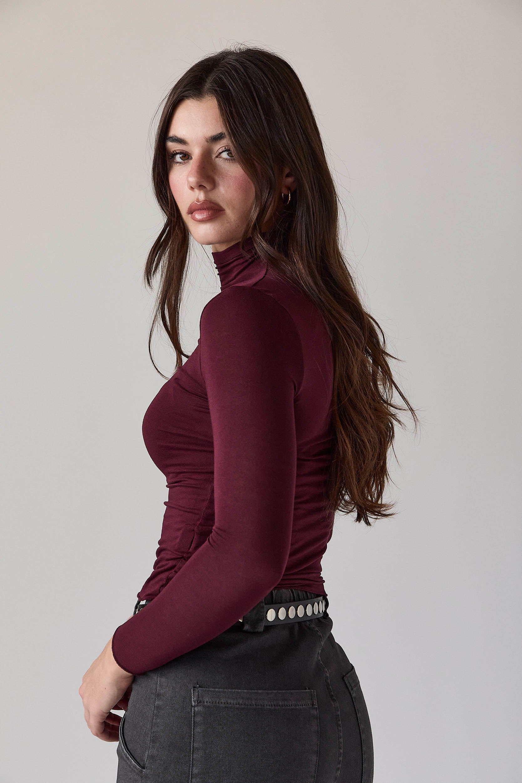 Camiseta cuello alto vino - Imagen 2