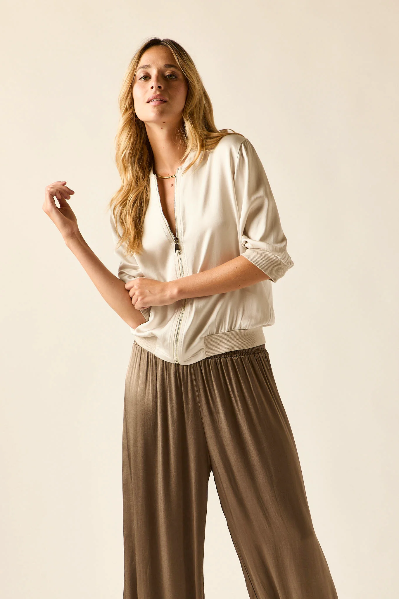 Bomber raso beige manga 3/4 - Imagen 3