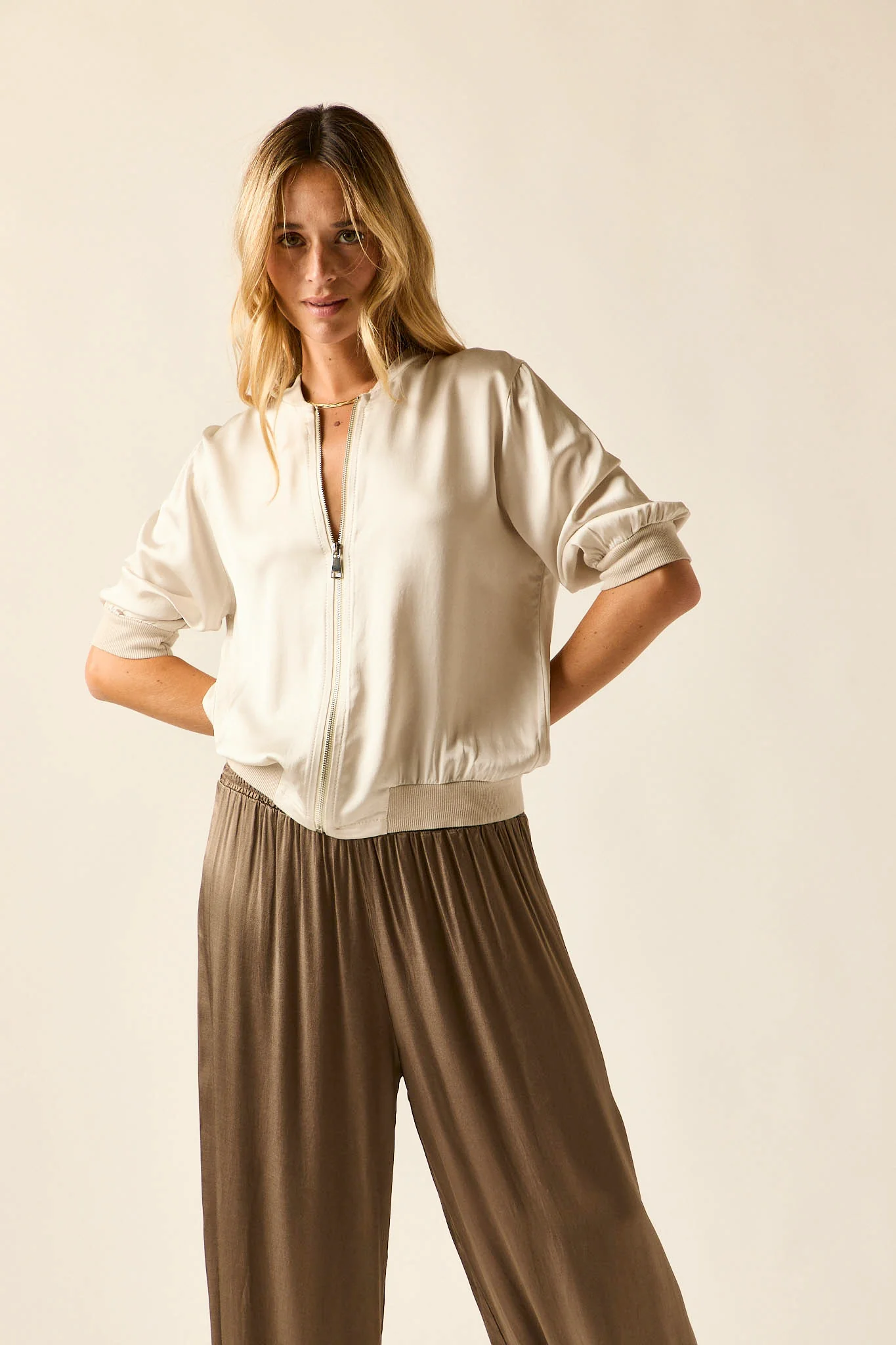 Bomber raso beige manga 3/4