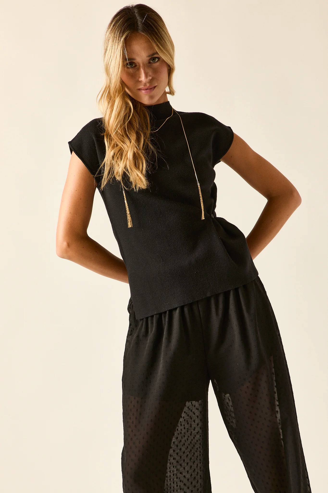 Top punto negro con detalle fruncido - Imagen 3