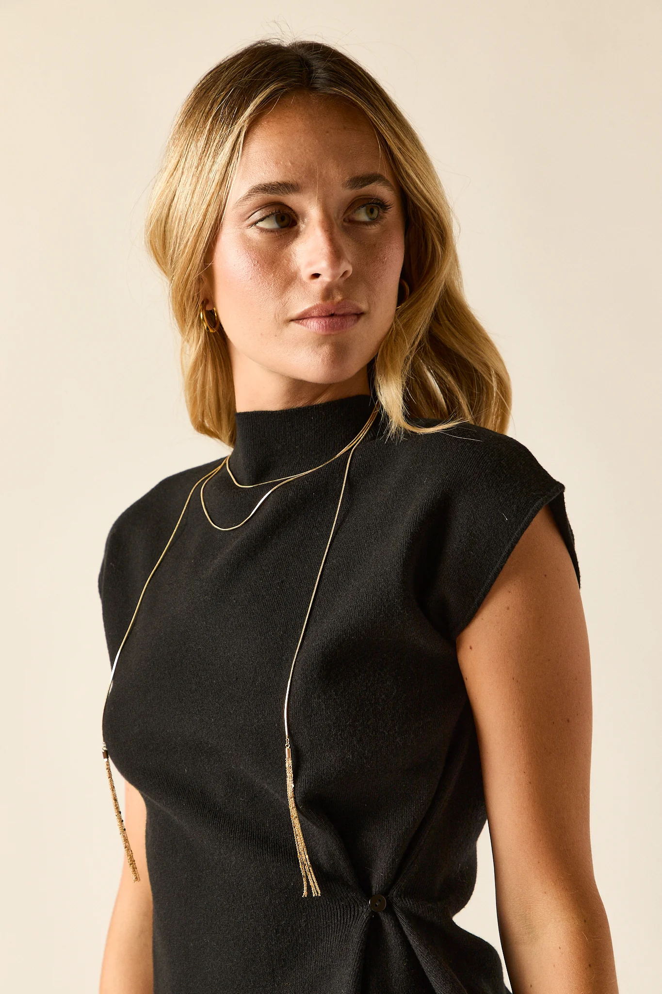 Top punto negro con detalle fruncido - Imagen 4