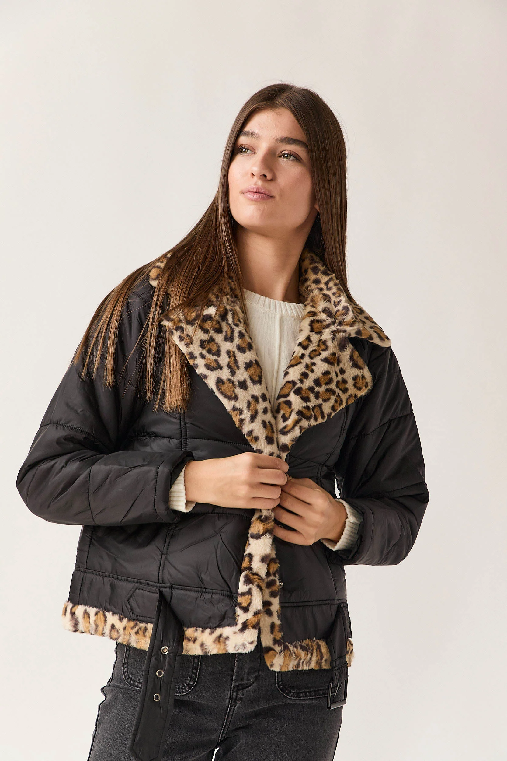 Abrigo nylon borreguito animal print negro - Imagen 6