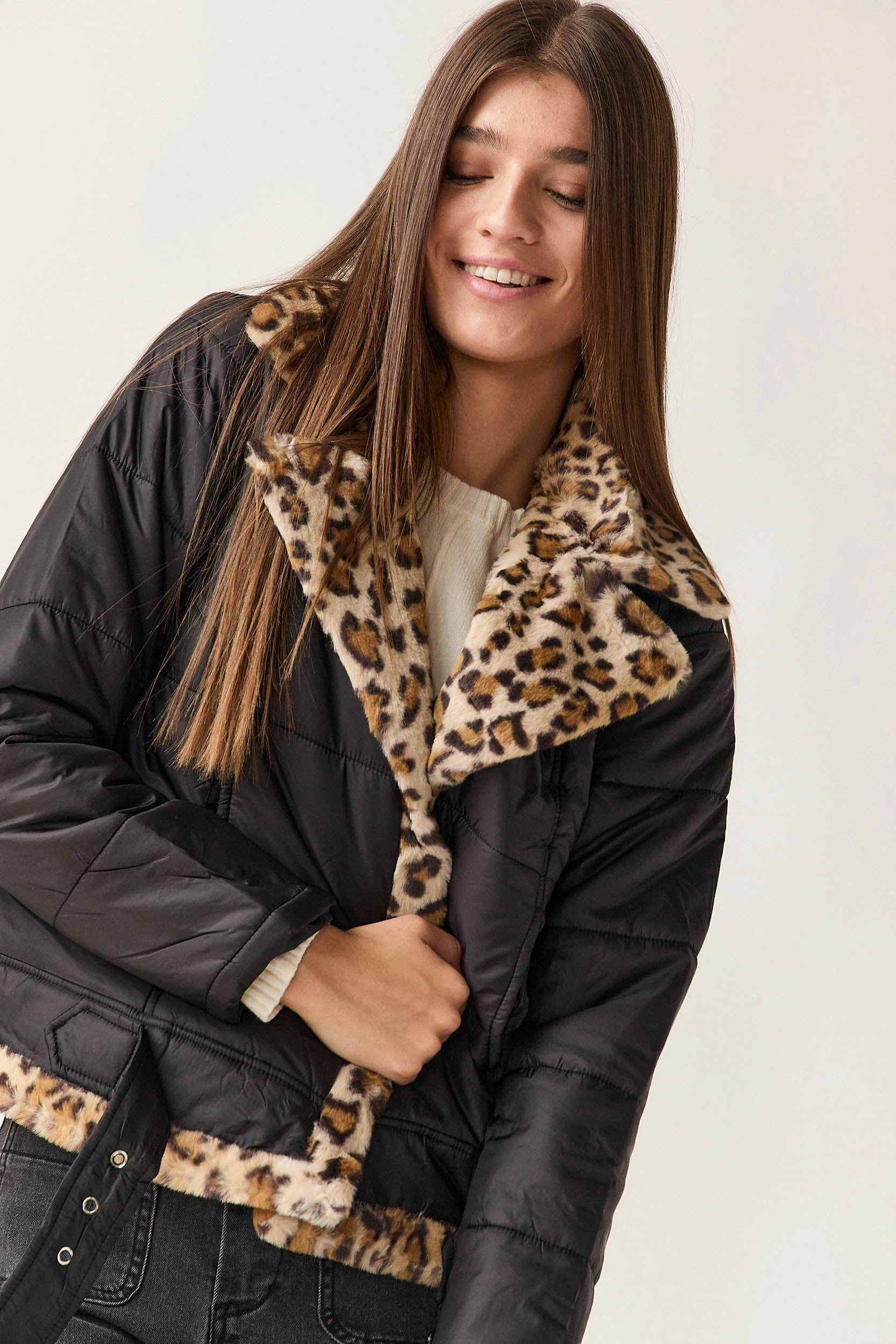Abrigo nylon borreguito animal print negro - Imagen 4
