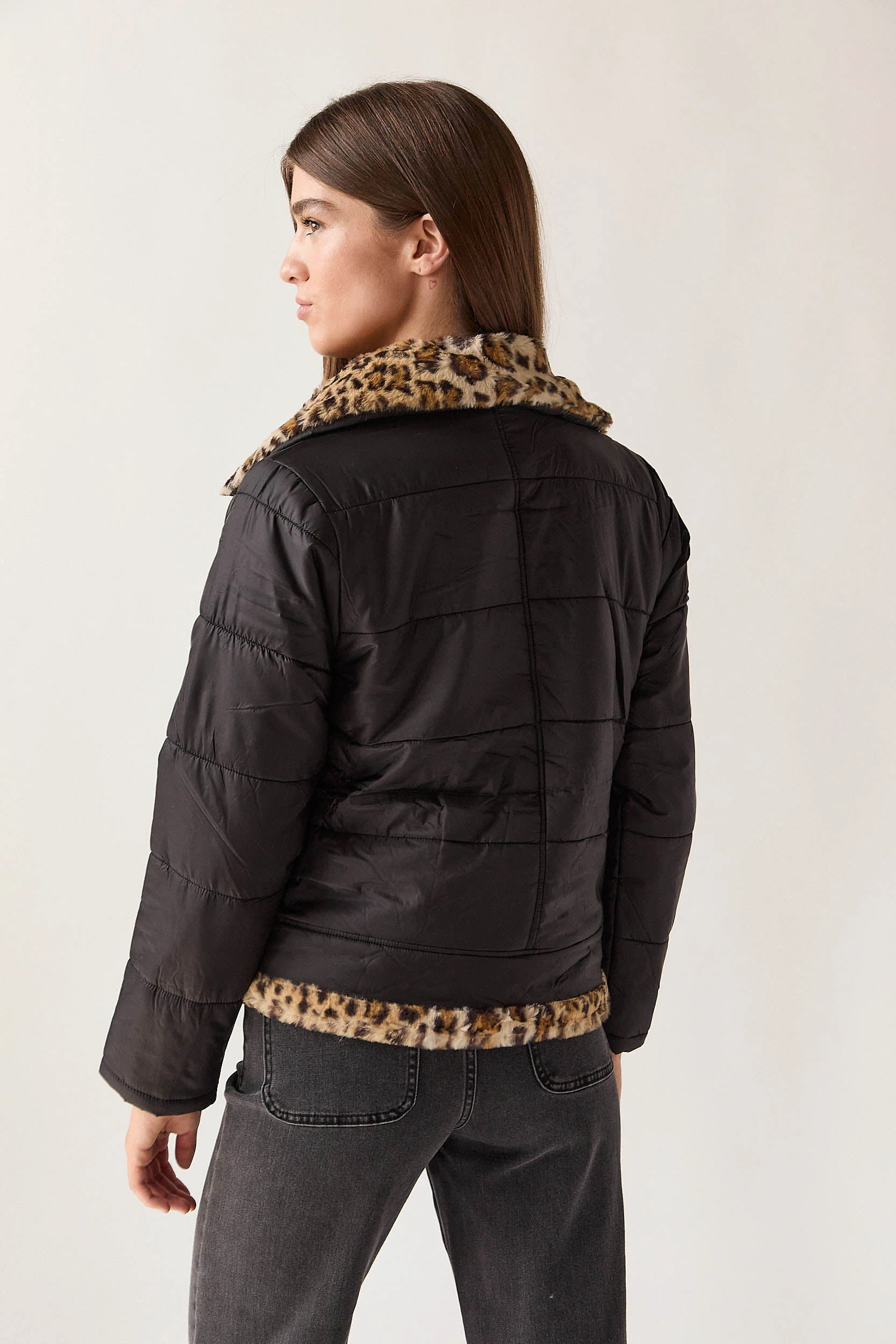 Abrigo nylon borreguito animal print negro - Imagen 7