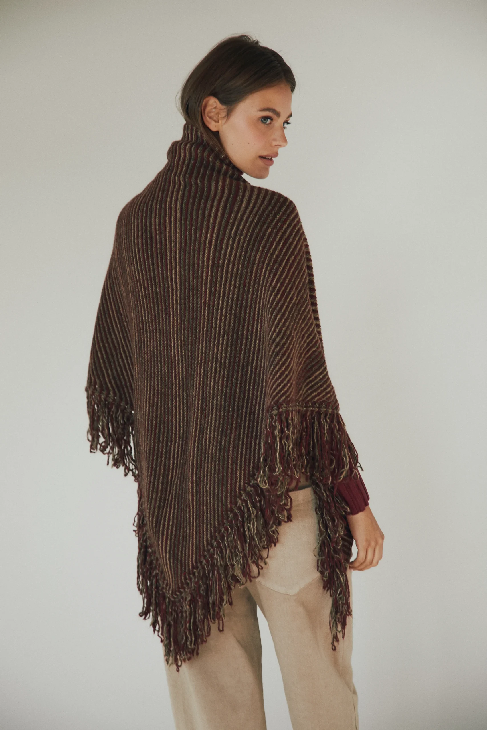 Poncho flecos rayas granate - Imagen 6
