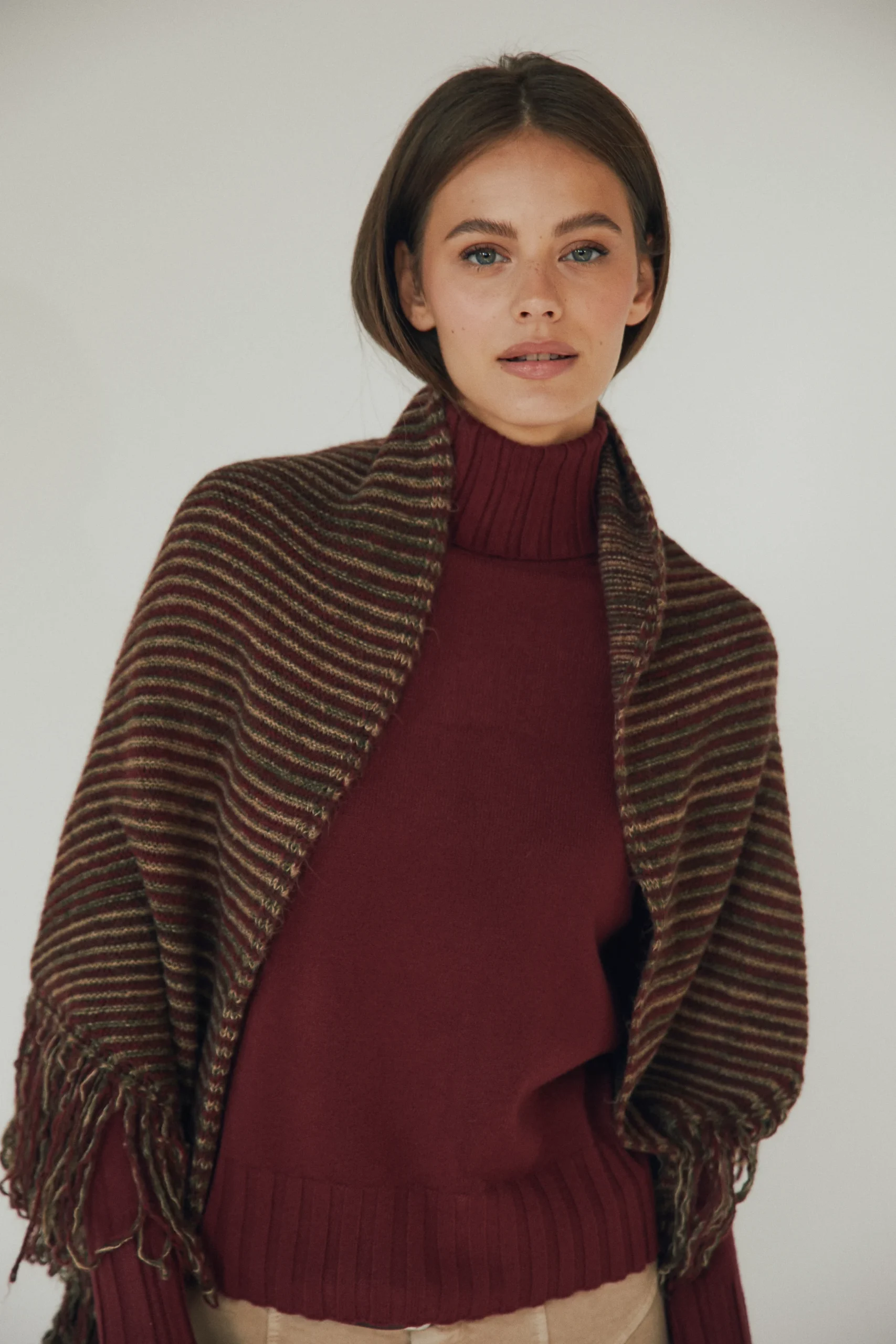 Poncho flecos rayas granate - Imagen 5