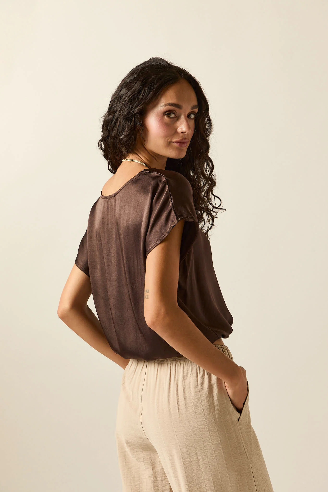 Camiseta satinada lazo marrón - Imagen 6