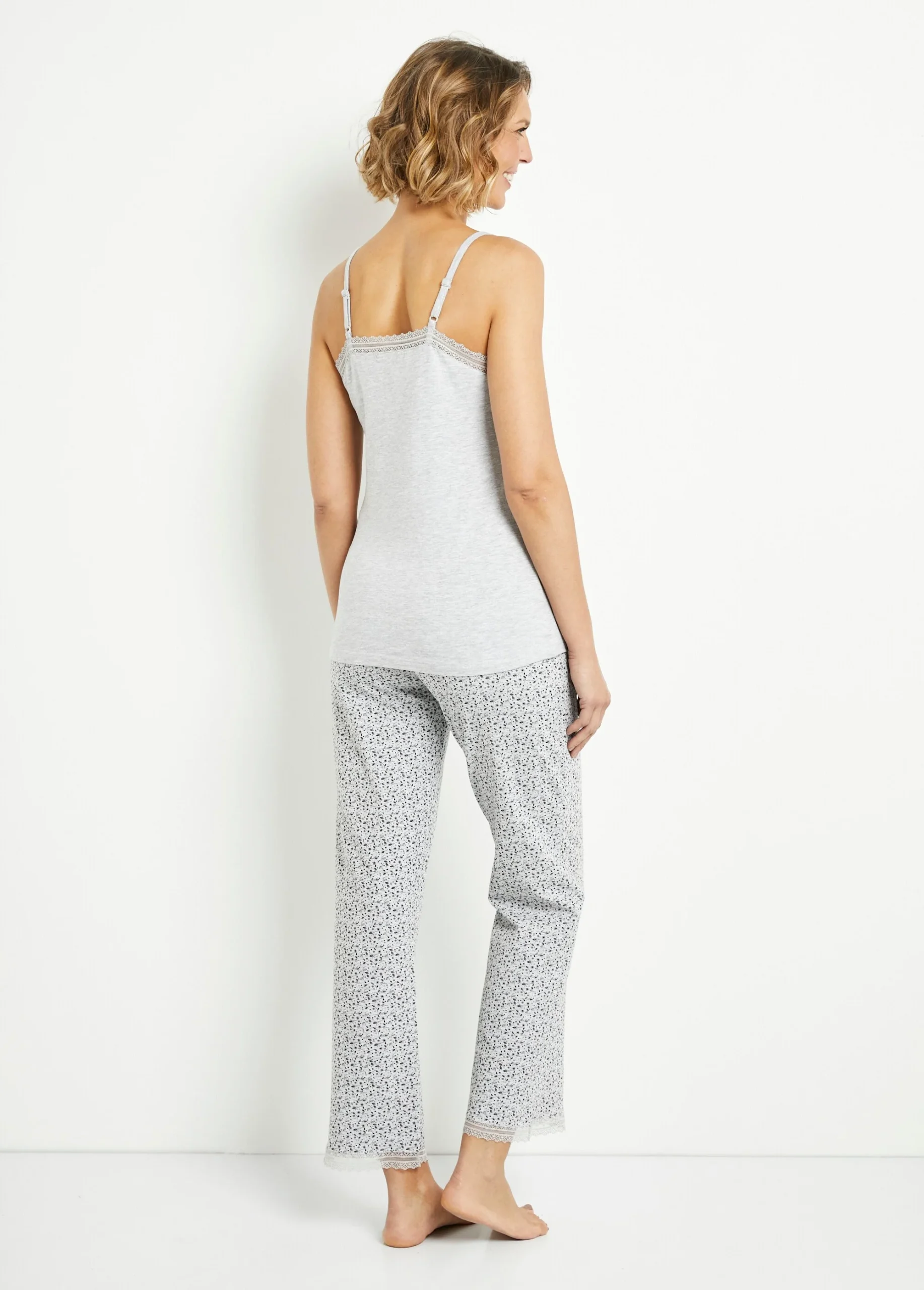 Conjunto de pijama de dos piezas con detalles de encaje - Imagen 2