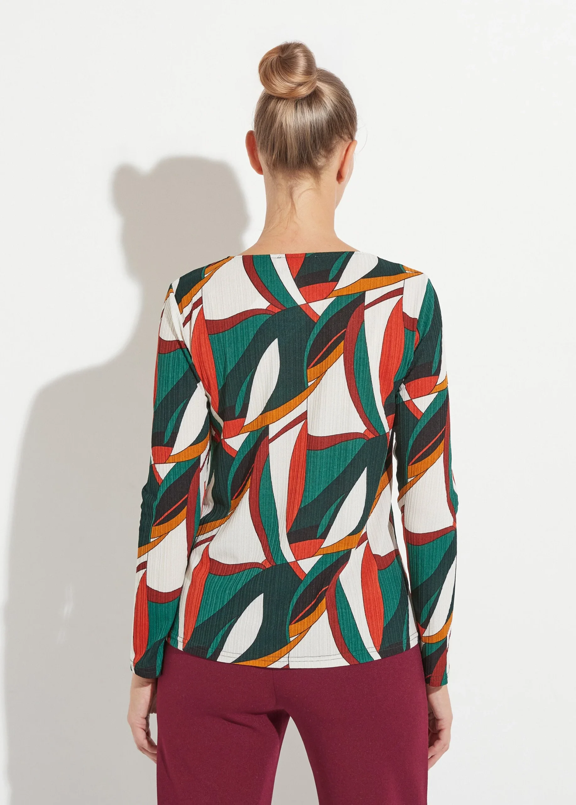 Camiseta acampanada con cuello en V y estampado gráfico multicolor - Imagen 2